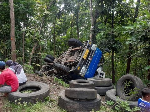 Satu unit truk yang masuk ke dalam tebing Cinomati, Pedukuhan Cegokan, Kalurahan Wonolelo, Kapanewon Pleret, Kabupaten Bantul. Rabu (8/3/2023).