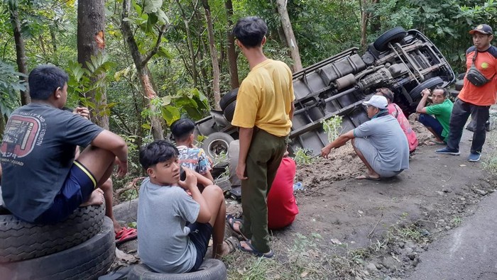 Satu unit truk yang masuk ke dalam tebing Cinomati, Pedukuhan Cegokan, Kalurahan Wonolelo, Kapanewon Pleret, Kabupaten Bantul. Rabu (8/3/2023).