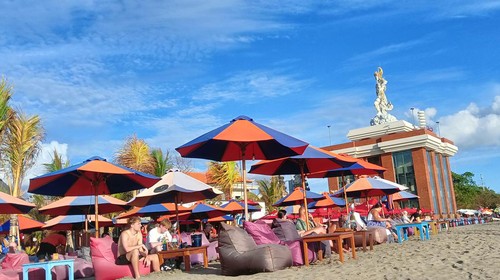Turis asing asyik bersantai di Pantai Seminyak, Badung, Bali, Rabu (8/3/2023).