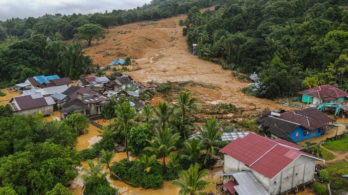 BPBD Kepulauan Riau memperbarui data korban longsor Natuna. Belasan orang meninggal dunia dan puluhan warga hilang akibat longsor di Pulau Serasan, Natuna.