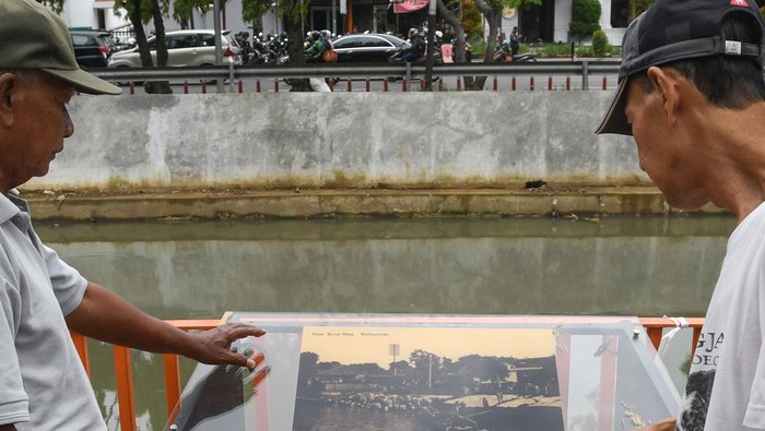 Papan informasi berisi foto dan cerita sejarah terpasang di taman tepi Sungai Ciliwung, Pasar Baru, Jakarta, Rabu (8/3/2023). Setelah melakukan revitalisasi Sungai Ciliwung di kawasan tersebut dalam program pengendalian banjir, Pemerintah Provinsi DKI Jakarta juga membuat taman-taman dengan dilengkapi papan-papan berisi foto dan tulisan sejarah setelah menetapkan Kanal Ciliwung (Jalan Antara dan Jalan Pasar Baru Selatan) sebagai objek cagar budaya baru.