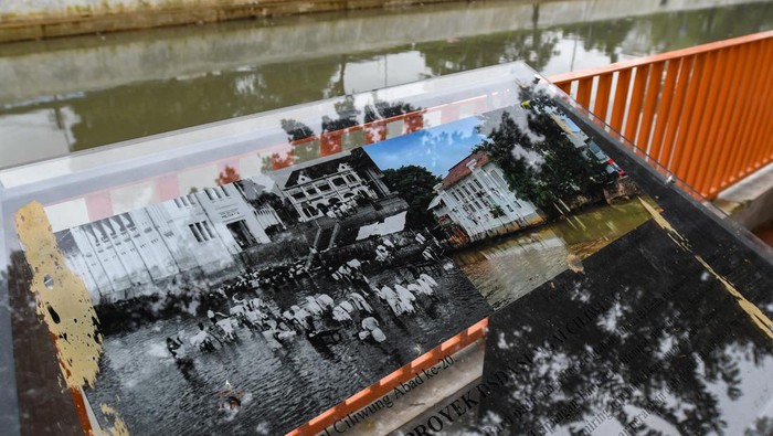 Papan informasi berisi foto dan cerita sejarah terpasang di taman tepi Sungai Ciliwung, Pasar Baru, Jakarta, Rabu (8/3/2023). Setelah melakukan revitalisasi Sungai Ciliwung di kawasan tersebut dalam program pengendalian banjir, Pemerintah Provinsi DKI Jakarta juga membuat taman-taman dengan dilengkapi papan-papan berisi foto dan tulisan sejarah setelah menetapkan Kanal Ciliwung (Jalan Antara dan Jalan Pasar Baru Selatan) sebagai objek cagar budaya baru.
