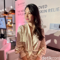 Sementara untuk wajah, Velove kini lebih memilik produk yang bisa melawan penuaan, seperti produk-produk yang mengandung hyaluronic acid. Tak hanya menggunakan skincare, untuk menjaga kecantikan kulit wajahnya Velove juga melakukan perawatan di klinik kecantikan. Salah satunya perawatan laser. Foto: Wolipop/Vina Oktiani