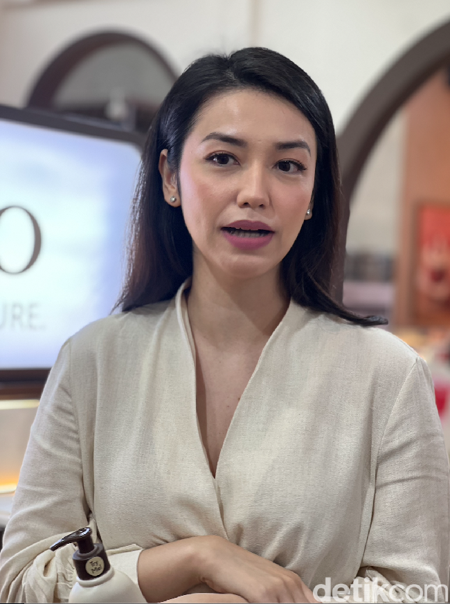 Karena saat ini sudah berkepala 3, Velove biasanya juga kembali menggunakan body lotion sebelum tidur untuk mencegah kulitnya menjadi kering dan lebih mudah mengalami penuaan. Dengan demikian walaupun tidur di ruangan ber-AC kulitnya tetap terjaga kelembapannya. Foto: Wolipop/Vina Oktiani