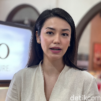 Karena saat ini sudah berkepala 3, Velove biasanya juga kembali menggunakan body lotion sebelum tidur untuk mencegah kulitnya menjadi kering dan lebih mudah mengalami penuaan. Dengan demikian walaupun tidur di ruangan ber-AC kulitnya tetap terjaga kelembapannya. Foto: Wolipop/Vina Oktiani