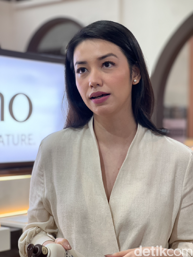 Sebagai pemilik kulit sensitif dan kerap mandi menggunakan air hangat, Velove biasanya memilih sabun yang bisa melembapkan kulitnya. Tak lupa setelahnya Velove langsung mengenakan body lotion pada seluruh tubuhnya untuk menjaga kelembapan kulit. Foto: Wolipop/Vina Oktiani