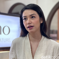 Sebagai pemilik kulit sensitif dan kerap mandi menggunakan air hangat, Velove biasanya memilih sabun yang bisa melembapkan kulitnya. Tak lupa setelahnya Velove langsung mengenakan body lotion pada seluruh tubuhnya untuk menjaga kelembapan kulit. Foto: Wolipop/Vina Oktiani