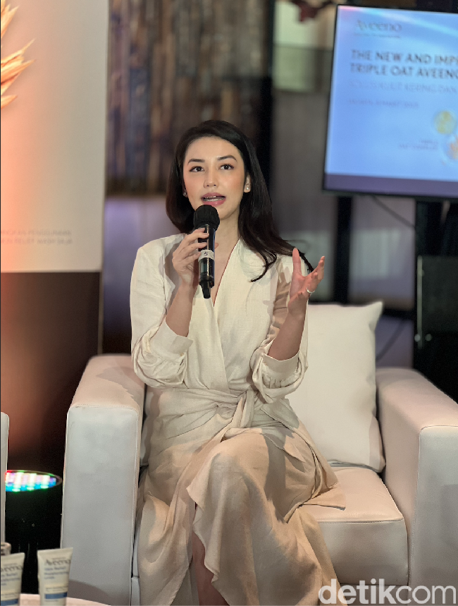 Velove mengungkapkan bahwa untuk menjaga kecantikan kulit tubuhnya ia biasanya rutin melakukan scrub dengan bahan-bahan yang dibuatnya sendiri. Kalau badan memang biasanya aku, kalo once a week biasanya memang i do scrubbing. Tapi scrubbingnya itu lebih pakai bahan natural. Aku nyampur sugar sama honey gitu. Karena itu eksfoliasi tapi nggak terlalu keras kan, terang Velove. Foto: Wolipop/Vina Oktiani