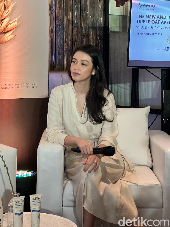 Ditemui dalam acara press conference Aveeno di White Elephant, Mall Kota Kasablanka pada Rabu (8/3/23), Velove pun membagikan rahasia perawatan kulitnya. Masih terlihat cantik di usia 32 tahun, Velove sendiri sering disebut sebut netizen sebagai Song Hye Kyo Indonesia. Foto: Wolipop/Vina Oktiani