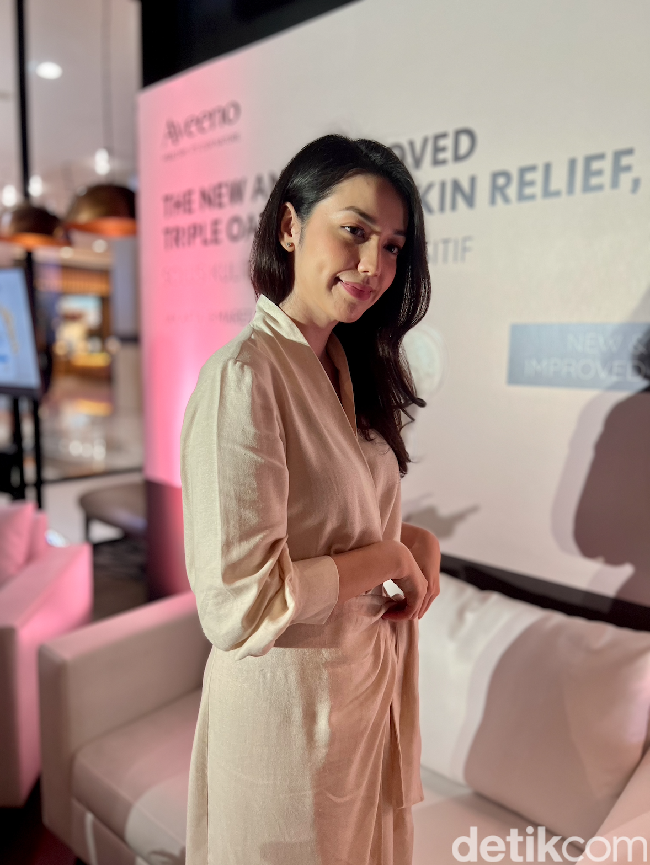 Tak hanya dari luar, Velove juga melakukan perawatan dari dalam dengan banyak meminum air putih, dua setengah liter per hari. Selain itu ia juga rajin meminum jus dan makan-makanan sayur dan buah. Untuk produk-produk yang mengandung dairy sendiri Velove mengaku sudah berusaha sebisa mungkin untuk menghindarinya. Foto: Wolipop/Vina Oktiani