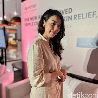 Tak hanya dari luar, Velove juga melakukan perawatan dari dalam dengan banyak meminum air putih, dua setengah liter per hari. Selain itu ia juga rajin meminum jus dan makan-makanan sayur dan buah. Untuk produk-produk yang mengandung dairy sendiri Velove mengaku sudah berusaha sebisa mungkin untuk menghindarinya. Foto: Wolipop/Vina Oktiani