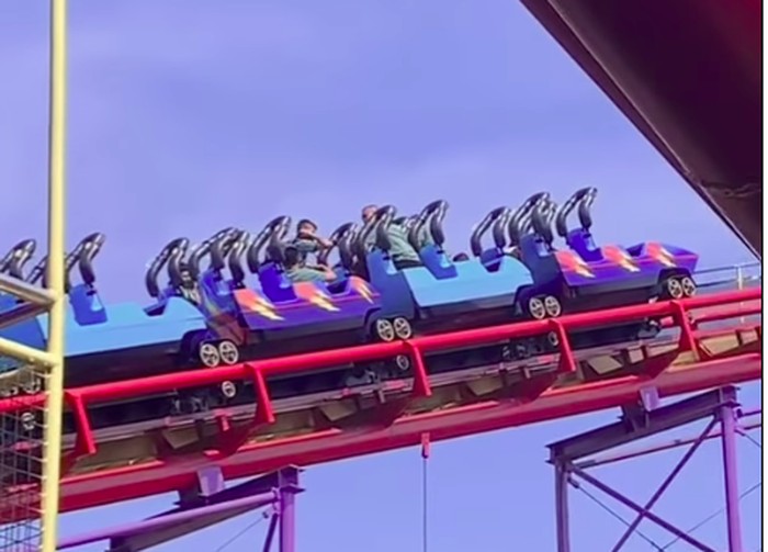 Wahana Halilintar Dufan berhenti mendadak