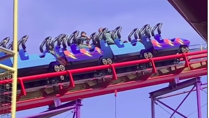 Wahana Halilintar Dufan berhenti mendadak