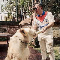 Di sebuah foto, ia terlihat berpose memberi minum seekor singa putih. Wahyu Kenzo tampak mengenakan kaus polo Louis Vuitton. Dalam situs resmi Louis Vuitton, kaus Equipe LV Polo itu dibanderol dengan harga US$ 1.150 atau sekitar Rp 17,8 juta. (Foto: Instagram)