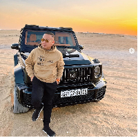 Pada foto lain yang diunggahnya ke Instagram Wahyu Kenzo juga memperlihatkan kehidupan mewahnya saat liburan ke Dubai. Berpose di depan mobil Brabus Mercedes - AMG G63, Wahyu tampil serba Balenciaga. (Foto: Instagram)