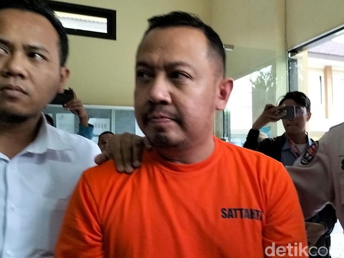 wahyu kenzo berbaju oren di mapolda jatim