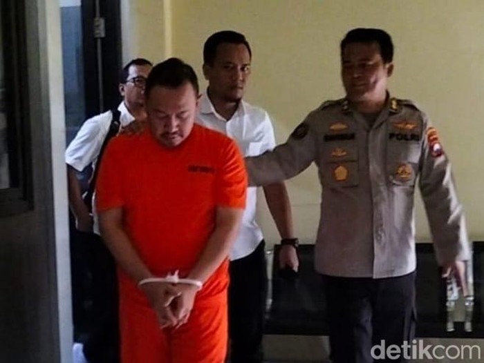 wahyu kenzo berbaju oren di mapolda jatim