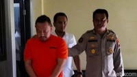 Tampak tangan Wahyu Kenzo diikat kabel ties. (Foto: Wisnu Setiadarma/detikJatim)