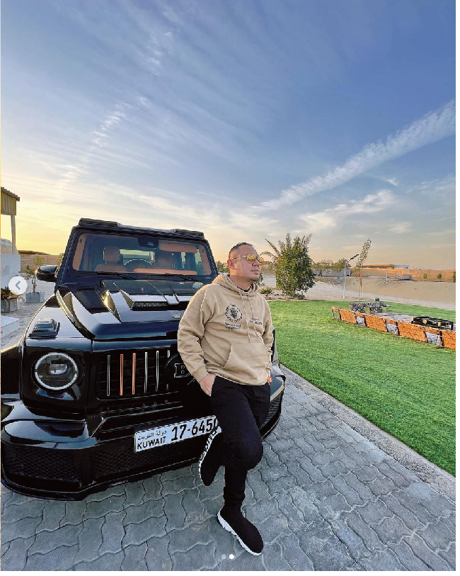 Pria yang pernah mengaku sebagai pengusaha produk komestik dan suplemen kesehatan itu tampak mengenakan hoodie Balenciaga. Busana yang merupakan kolaborasi Balenciaga dengan organisasi World Food Programme itu dijual dengan harga sekitar Rp 11,8 juta. Wahyu Kenzo melengkapi gayanya juga dengan sneakers Balenciaga. Dia memakai sneakers hitam Balenciaga seharga Rp 10 jutaan. (Foto: Instagram)