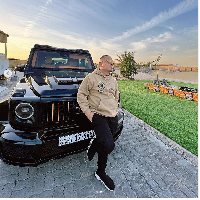 Pria yang pernah mengaku sebagai pengusaha produk komestik dan suplemen kesehatan itu tampak mengenakan hoodie Balenciaga. Busana yang merupakan kolaborasi Balenciaga dengan organisasi World Food Programme itu dijual dengan harga sekitar Rp 11,8 juta. Wahyu Kenzo melengkapi gayanya juga dengan sneakers Balenciaga. Dia memakai sneakers hitam Balenciaga seharga Rp 10 jutaan. (Foto: Instagram)