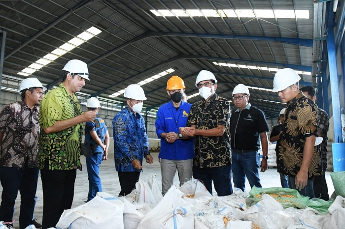 Wakil Ketua MPR RI Fadel Muhammad meninjau pergudangan dan pengeringan (Silo Dryer) jagung yang ada di Desa Pongongaila, Kecamatan Pulubala, Gorontalo