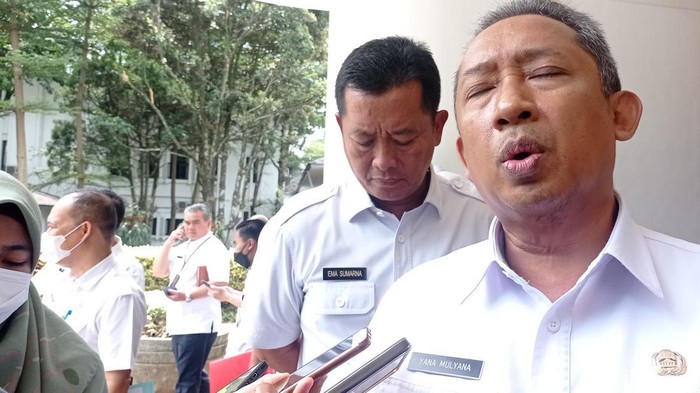 Wali Kota Bandung Yana Mulyana saat memberi keterangan soal ojol vs debt collector, Rabu (8/3/2023).
