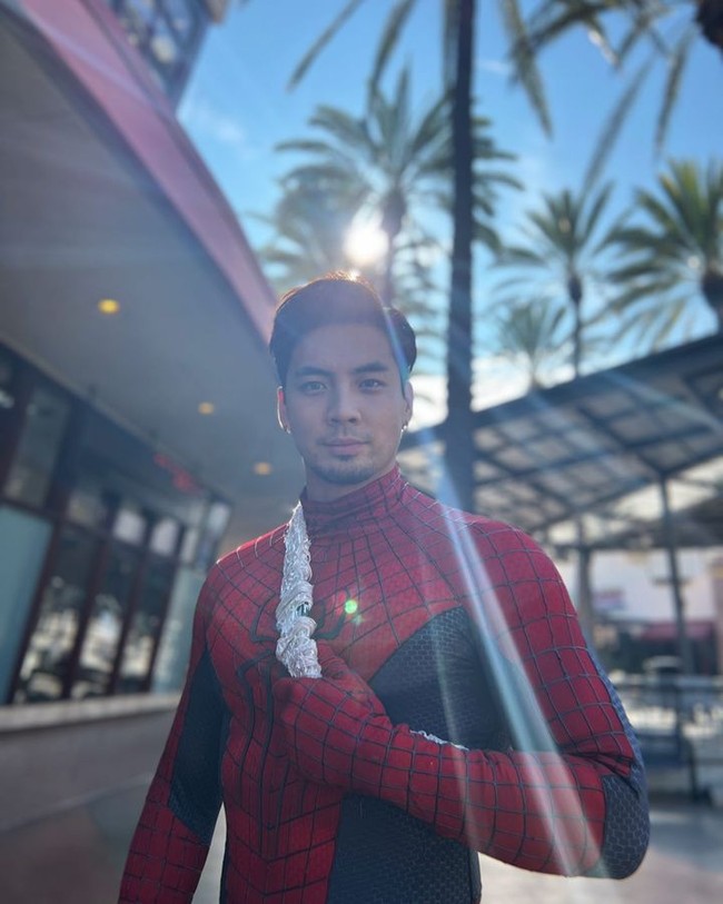 Kakak dari Peter Sudarso yang juga seorang aktor di AS tersebut sering membagikan potretnya ketika melakoni peran sebagai stuntman atau cosplay.  Foto: Instagram Yoshi Sudarso