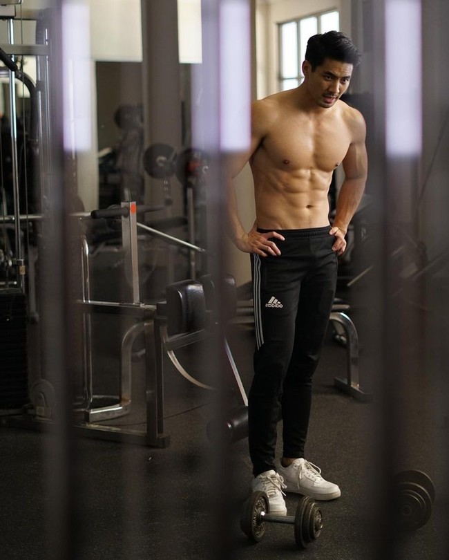 Di Instagram, Yoshi sering memamerkan tubuh dan kemampuan atletisnya yang bikin para penggemar kagum.  Foto: Instagram Yoshi Sudarso