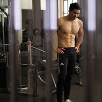 Di Instagram, Yoshi sering memamerkan tubuh dan kemampuan atletisnya yang bikin para penggemar kagum.  Foto: Instagram Yoshi Sudarso