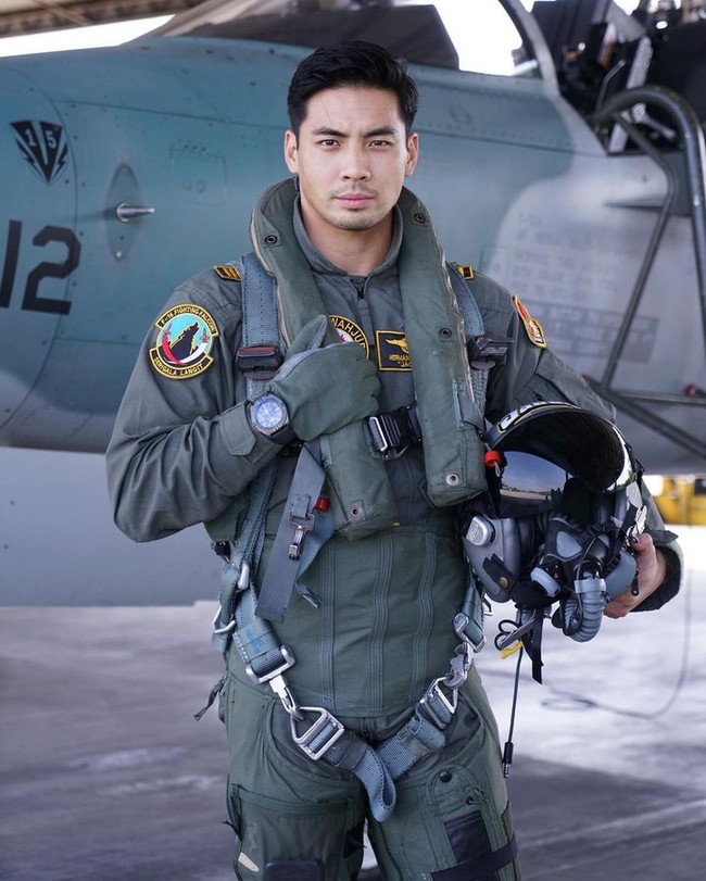 Yoshi Sudarso dikenal sebagai aktor Amerika Serikat kelahiran Indonesia yang pernah bermain sebagai Power Ranger dalam beberapa serialnya. Belakangan ia kembali jadi perbincangan karena kembali ke Indonesia untuk proyek Wedding Agreement the Series. Foto: Instagram Yoshi Sudarso