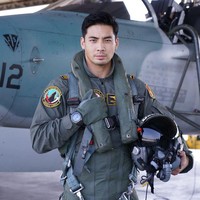 Yoshi Sudarso dikenal sebagai aktor Amerika Serikat kelahiran Indonesia yang pernah bermain sebagai Power Ranger dalam beberapa serialnya. Belakangan ia kembali jadi perbincangan karena kembali ke Indonesia untuk proyek Wedding Agreement the Series. Foto: Instagram Yoshi Sudarso