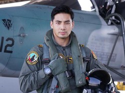 8 Foto Yoshi Sudarso, Aktor Indonesia yang Akting Bareng Brad Pitt