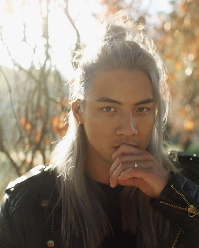 Kariernya sebagai pemeran pengganti atau stuntman sendiri dimulai ketika melihat celah untuk peran pria Asia. Pas pertama masuk ke karier ini, di US sempet nggak ada peran untuk cowok Asian, dan aku cuma mau main di entertainment.  Jadi aku ada temen yang main di film, dan dibilang kalau mau konsisten dan kerja lebih banyak, paling jadi stuntman dulu gitu dan kebetulan bisa adegan action-nya, jadi masuk aja untuk jadi stunt sebentar, cerita Yoshi Sudarso kepada detikHot saat ditemui di kawasan Transmedia, Tendean, Jakarta Selatan, Jumat (27/1/2023). Foto: Instagram Yoshi Sudarso