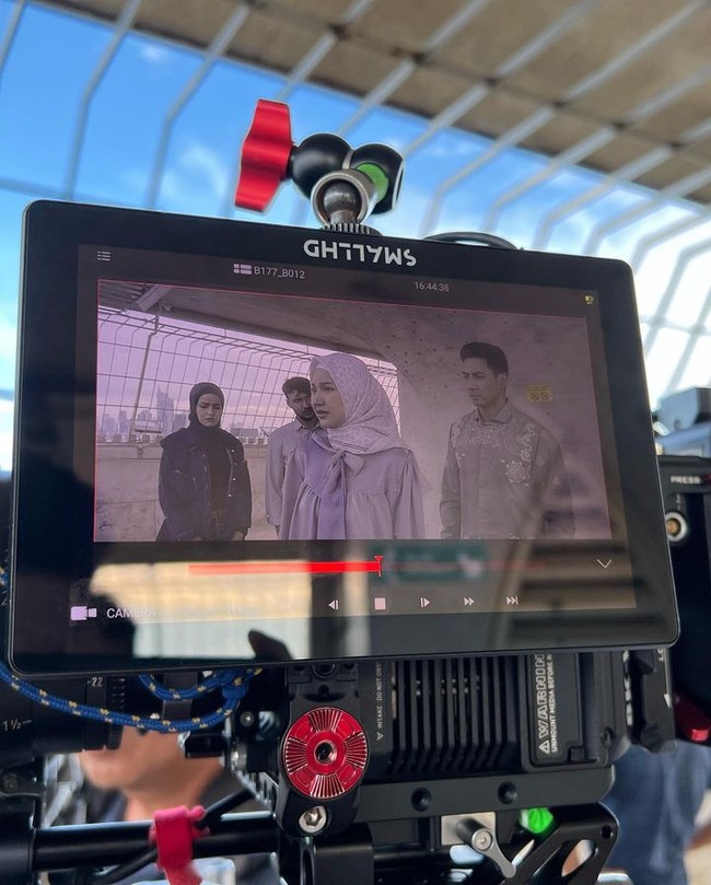 Tapi tak hanya action, Yoshi Sudarso juga bermain dalam film dengan adegan romantis.  Foto: Instagram Yoshi Sudarso