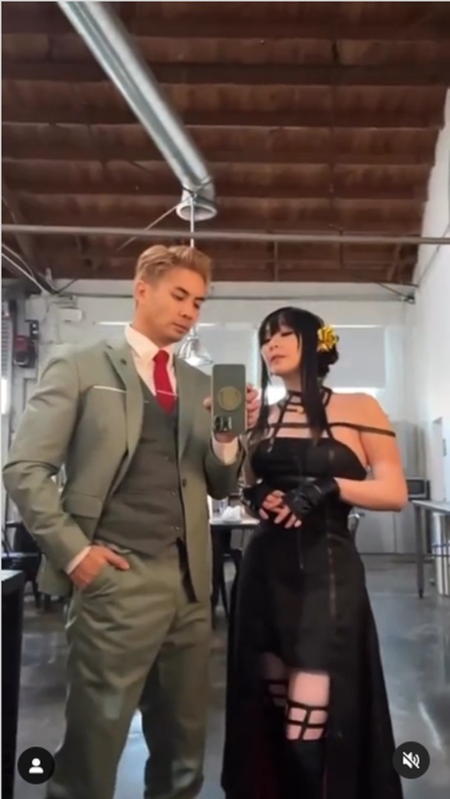 Begini penampilannya ketika berdandan seperti Loid Forger dalam anime Spy x Family.  Foto: Instagram Yoshi Sudarso