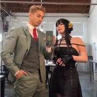 Begini penampilannya ketika berdandan seperti Loid Forger dalam anime Spy x Family.  Foto: Instagram Yoshi Sudarso