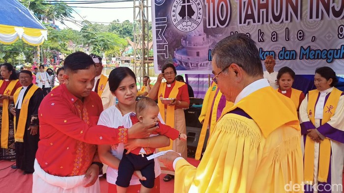 110 anak ikut baptis massal dalam peringatan 110 tahun Injil Masuk Toraja.