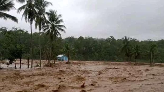 Banjir bandang melanda Lahat Sumatera Selatan pada Kamis, 9 Maret 2023. Banjir itu membuat satu orang bocah terseret arus sungai hingga ditemukan meninggal.