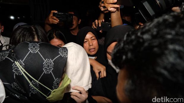 AG pacar Mario Dandy resmi ditahan polisi. AG menunduk dan menutupi wajah dengan hoodie setelah diperiksa selama 6 jam di  Polda Metro Jaya, Rabu (8/2/2023) malam.