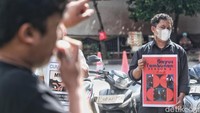 Aksi berlangsung sekitar 40 menit dan membubarkan diri dengan tertib.  