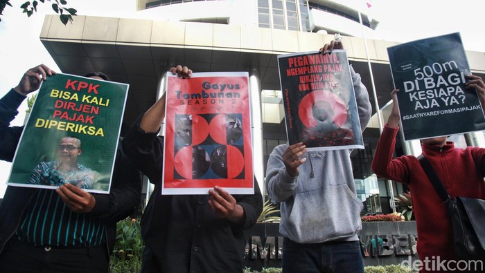 Aksi Konvoi 'Bukan Moge' Dukung KPK Bongkar Permainan Pajak Sejumlah aktivis menggelar aksi konvoi bukan moge di depan gedung KPK, Jl Kuningan Persada, Jakarta, Kamis (9/3/2023). Mereka mendesak KPK membongkar permainan oknum perpajakan seperti yang dilakukan oleh Rafael Alun.