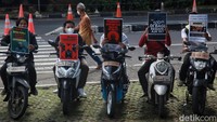Sejumlah aktivis menggelar aksi konvoi bukan moge di depan gedung KPK, Jl Kuningan Persada, Jakarta, Kamis (9/3/2023).  
