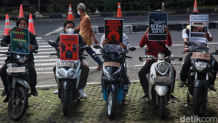 Sejumlah aktivis menggelar aksi konvoi bukan moge di depan gedung KPK, Jl Kuningan Persada, Jakarta, Kamis (9/3/2023). Mereka mendesak KPK membongkar permainan oknum perpajakan seperti yang dilakukan oleh Rafael Alun.