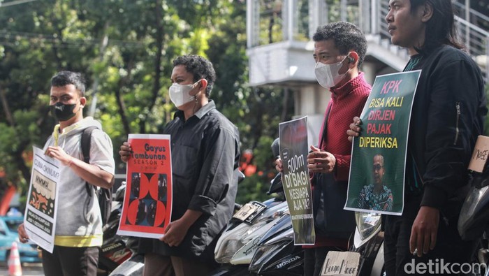 Sejumlah aktivis menggelar aksi konvoi bukan moge di depan gedung KPK, Jl Kuningan Persada, Jakarta, Kamis (9/3/2023). Mereka mendesak KPK membongkar permainan oknum perpajakan seperti yang dilakukan oleh Rafael Alun.