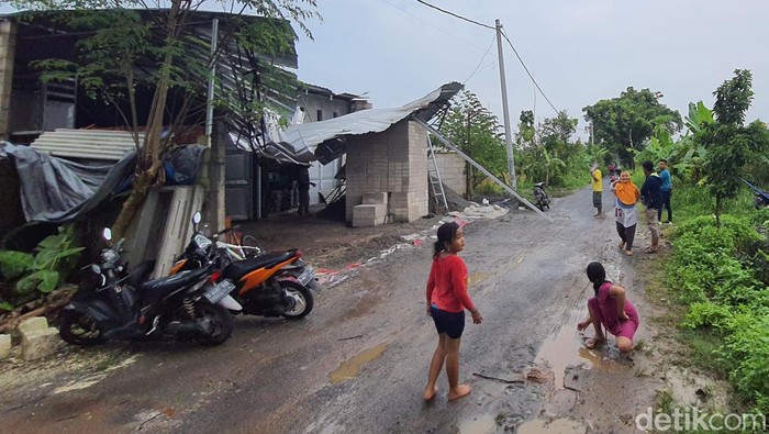 angin kencang di kota mojokerto
