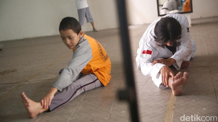 Demi melatih motorik dan juga bela diri, sejumlah anak-anak berkebutuhan khusus mengikuti pelatihan taekwondo di Pasar Gintung, Tangerang Selatan.