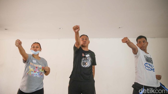 Demi melatih motorik dan juga bela diri, sejumlah anak-anak berkebutuhan khusus mengikuti pelatihan taekwondo di Pasar Gintung, Tangerang Selatan.