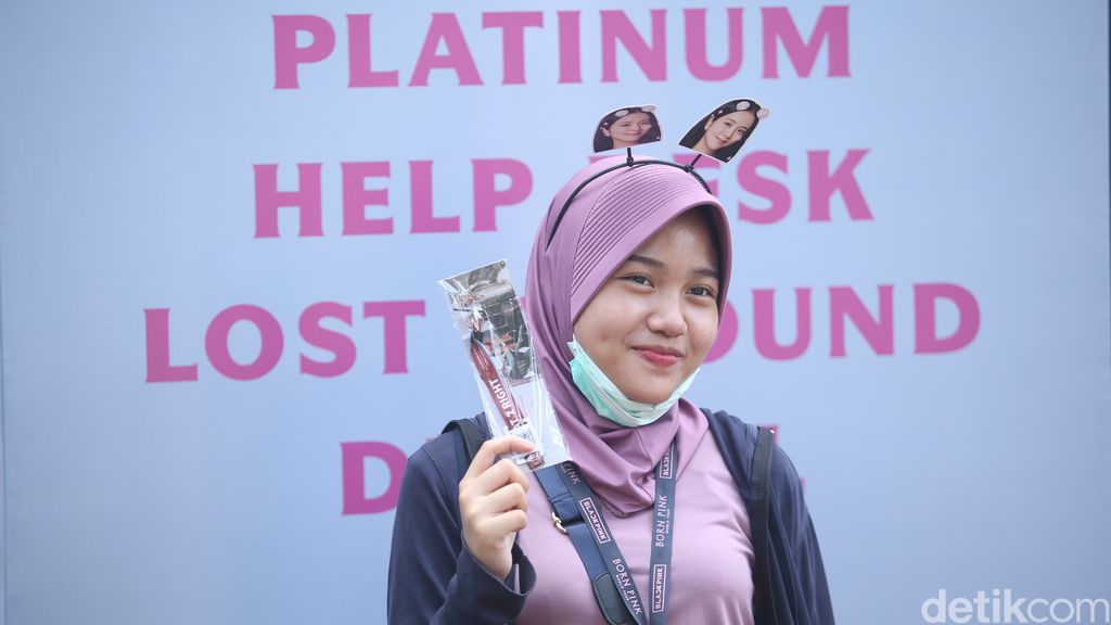 Seorang penggemar berpose usai menukarkan tiket konser Blackpink di Kawasan GBK, Jakarta, Kamis (9/3/2023).