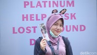 Meski belum konser, para Blink yang datang turut membawa pernak pernik maupun baju khas Blackpink saat menukarkan tiket.  