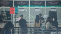 Mereka juga nampak terlihat tertib saat menukarkan tiket.  